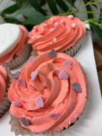6 buttercream and vanilla cupcakes