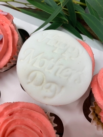 6 buttercream and vanilla cupcakes