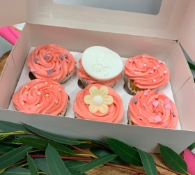 6 buttercream and vanilla cupcakes